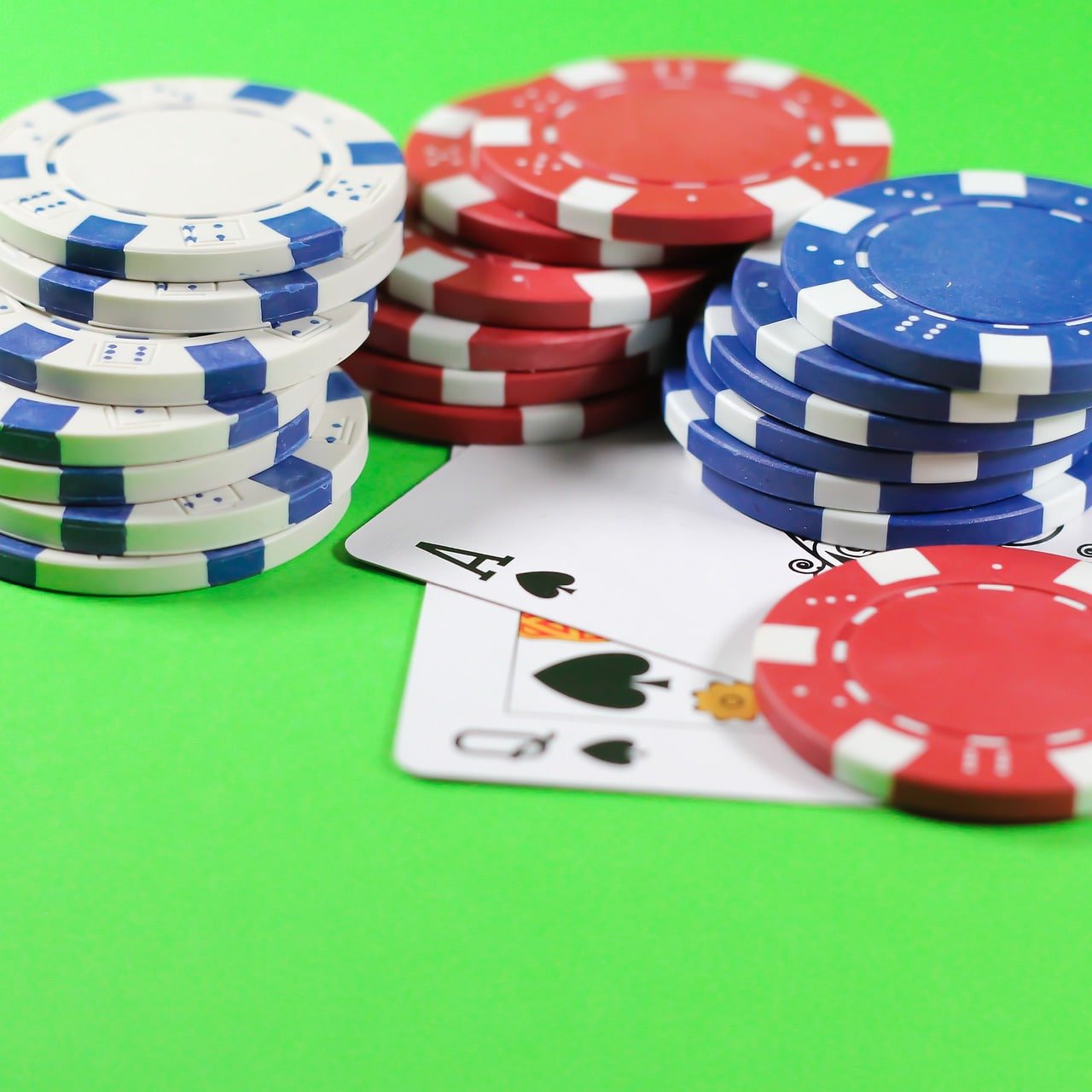 Antarmuka aplikasi mobile win368 menampilkan menu utama dengan opsi taruhan sepak bola, live dealer, dan slot games